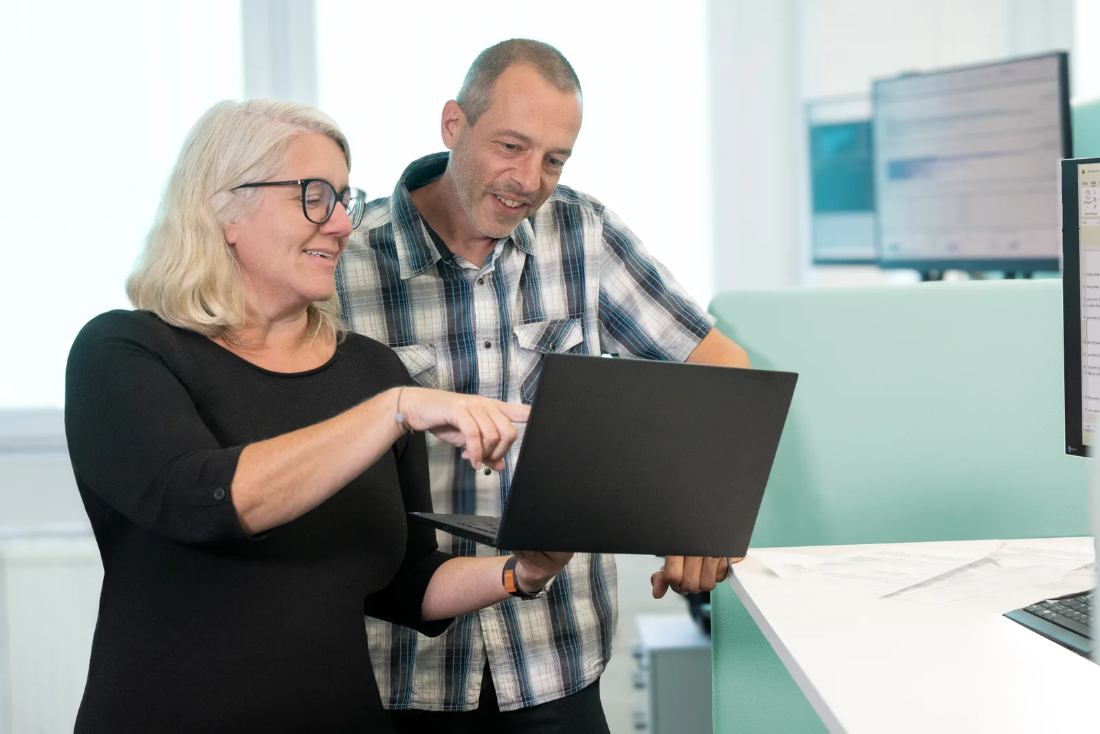 Heike Hocks and Daniel Braun reviewing a case together at Beurer